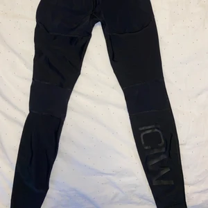 ICIW Träningstights - Träningstights i bra skick, sitter bra och formar kroppen 