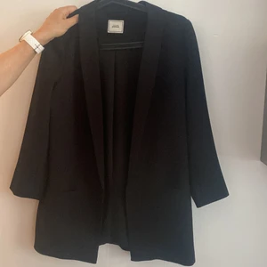 Fin svart kavaj - Jättefin svart kavaj som jag nu säljer då den tyvärr är för liten för mig!