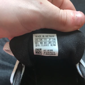 Adidasskor - Adidasskor av ”vans”modell. Säljes pågrund av att jag köpte fel storlek. Använda ytterst lite. Inga slitningsskador. Storlek 44 oxh två tredjedelar 