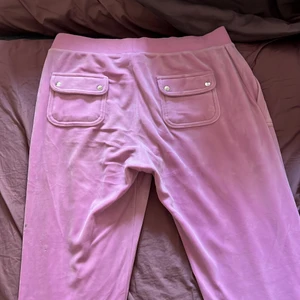 Juicy byxor - Säljer dom pga av att dom inte kom till användning. Tvättas före leverans. Färg lila/rosa