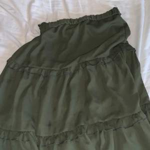 JÄTTEFIN grön kjol ifrån shein! Aldrig använd! Fint skick! Kan bifoga fler bilder! Köparen står för frakt 