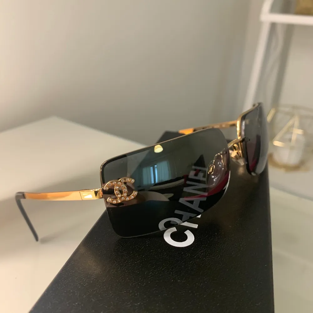 Jätte coola Chanel glasögon som tyvärr inte har kommit till användning. Jag kan tänka mig sänka priset lite ifall du är seriös🤗❣️. Accessoarer.