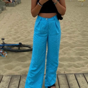 Blåa linnebyxor - Säljer dessa sjukt fina blåa linnebyxor från bershka, dem helt perfekta nu till sommaren! Säljer då dem tyvärr är för små för mig nu, endast använda 2 gånger så i väldigt bra skick! Frakten tillkommer, hör av dig om du vill ha fler bilder💙🥰