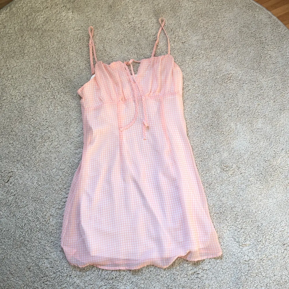 Denna gulliga rosa klänningen är nu till salu pga den inte kommer till användning:( Jag köpte den för 150 kr på H&M o har använt den 2 gånger<3 Hör av er om ni är intresserade, har frågor eller vill ha fler bilder<3. Klänningar.