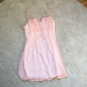 Kort gullig klänning  - Denna gulliga rosa klänningen är nu till salu pga den inte kommer till användning:( Jag köpte den för 150 kr på H&M o har använt den 2 gånger<3 Hör av er om ni är intresserade, har frågor eller vill ha fler bilder<3