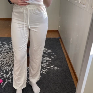 Vita raka byxor - Helt nya vita byxor från NA-KD, helt slutsålda. Aldrig använda, prislappen sitter kvar.