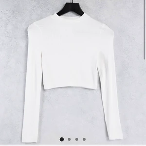 Vit topp - Vit långärmad tröja. Super skön storlek S från asos. Inte mycket använd passar inte mer. 