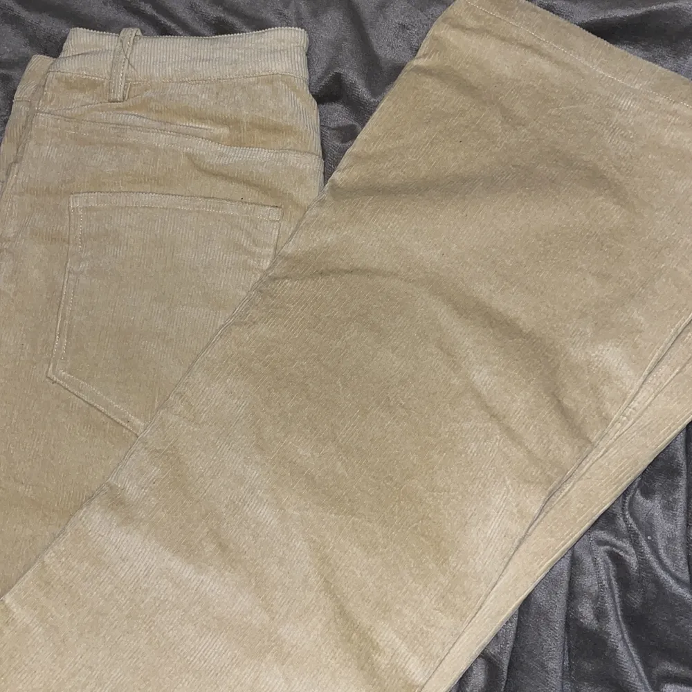 Jätte fina mantchester byxor som aldrig är använda, kan skicka bild med dom på om det önskas, storlek 40 men passar mig som bär S. Jeans & Byxor.