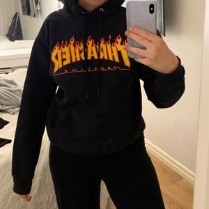Thrasher  - En fin/äkta hoodie ifrån Thrasher i strl S. Använd få gånger. Säljer pga. kommer ej till användning. Nypris 1000kr. Köparen står för frakten🌸💞