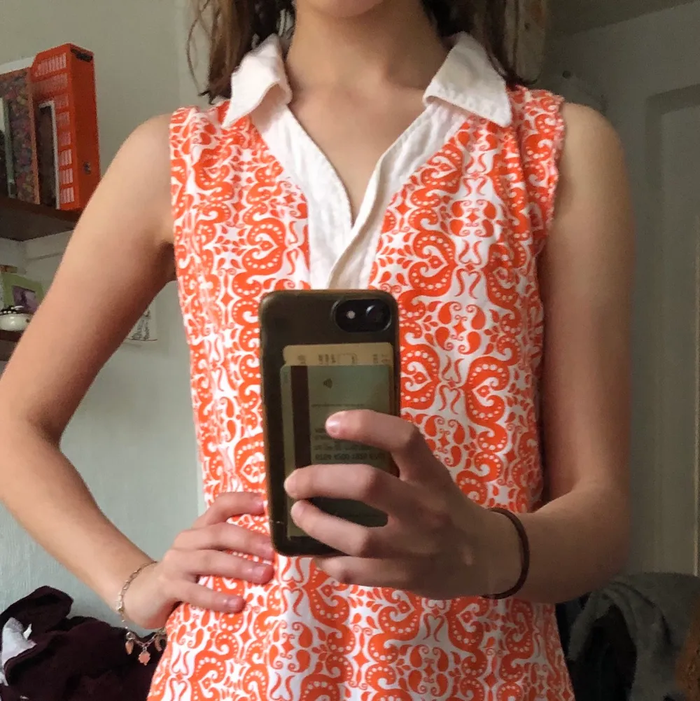 Superfin orange/vit klänning i jättefint skick!!! Köpt secondhand, står ej var den är ifrån :( står storlek 38, men passar även mig som är 34/36. Klänningar.