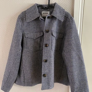 Tunn kappa - Säljer denna kapp perfekt för våren! Den är ifrån weekday!