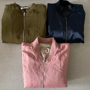 Allt för 300! Bomberjackor i storlek M - PAKETPRIS! Säljer dessa tre tillsammans. Alla tre är i storlek M. De är i väldigt bra skick och rosa jackan är i princip knappt använd.  Vid snabb affär kan priset diskuteras! Finns att hämta i Järfälla eller går bra med frakt. Köparen står för frakten (spårbar frakt)🌺
