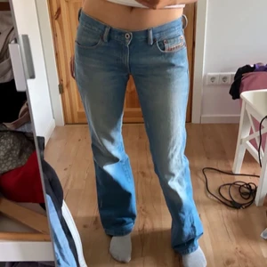 Lågmidjade jeans  - Innerbenslängden 80cm och midjemåttet 80cm. Frakten ingår i priset💓