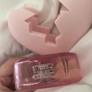 Thank u, next💖 - hej! jag säljer denna parfym utan lock och kartong. Jag har lyckats slarva bort locket och slängt kartongen🥲 Är själv inte så förtjusad i lukten eftersom den luktar artificiell-kokosnöt. Den är 50 ml och använd 1-3 gånger. Observera att parfymen ligger ner så det ser ut som att det är mycket mindre vätska i än vad det igentligen är! (priset kan variera såklart)