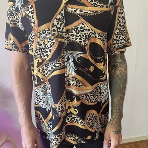 Skjorta med bling - Bling Bling kan bli ditt nya alias om den här skjortan kmr i din ägo. Den talar nog tillräckligt för sig själv, jag är 183 cm