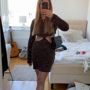 Klänning - Brun stickad klänning som aldrig är använd, superskön dock💖