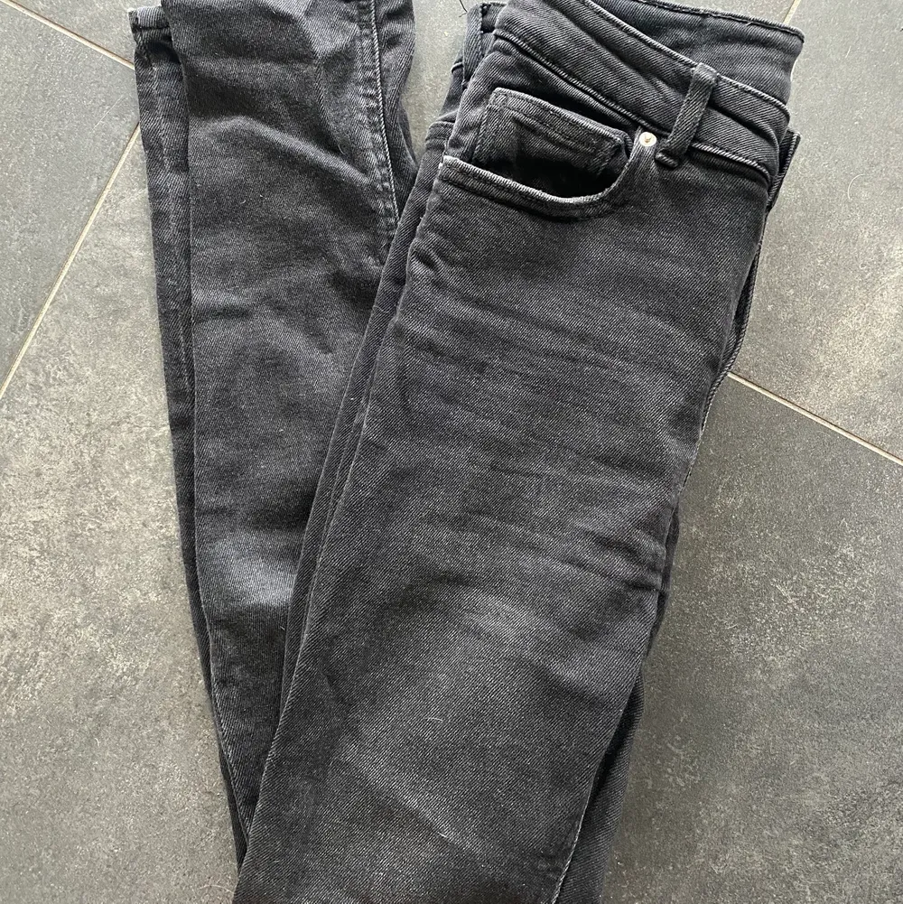 Grå/svara jeans, tajta i modellen. Från Ginatricot storlek M🖤 60kr plus frakt . Jeans & Byxor.