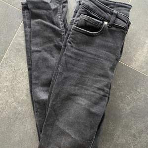 Grå/svara jeans, tajta i modellen. Från Ginatricot storlek M🖤 60kr plus frakt 