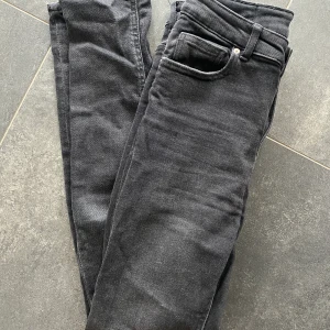 Jeans - Grå/svara jeans, tajta i modellen. Från Ginatricot storlek M🖤 60kr plus frakt 