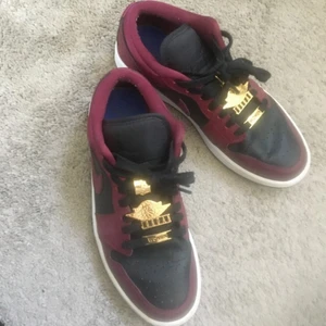 Säljer dessa assnygga skorna❤️ - Skit snygga och de är som nya❤️endast använda en gång, då jag märkte att de var förstora❤️storlek. 40 men passar en 39❤️