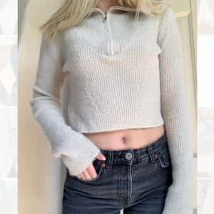 Stickad zara tröja - Så fin half zip tröja från zara! Jätte mjuk och i så bra skick! sista bilden är lånad😊 Frakten ingår i priset🥰