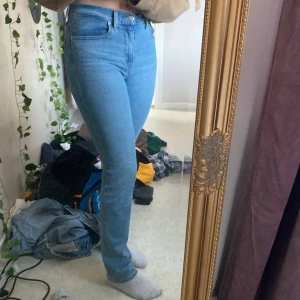 Intressekoll på dessa levis 724 straight - Levis modell 724 high rise straight jeans med oootroligt skönt material, lagom stretchiga & sitter perfekt i midjan & över rumpa/lår. Verkligen superfina jeans men har bara tappat intresset för de:) köpta för ca 1000kr säljs för 430kr men kan sänkas lite till med snabbt köp!😊
