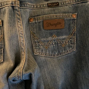 Lågmidjade flare jeans!! - Lågmidjade jeans från Wrangler. Passar på mig som är 165cm, W28 L30. Kan skickas mot fraktkostnad.