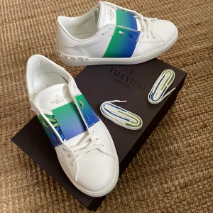 Valentino Garavani - Helt nya oanvända Valentino Garavani i strl 43,5. Allt på bilden medföljer (Box, kvitto, påsar, extra skosnören osv).