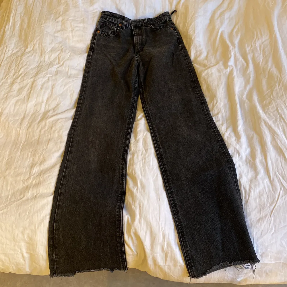 Högmidjde svarta jeans från Zara i storlek 34, ens bylsan har gått i sönder. Köpa för ca 1 år sedan, ganska långa i modellen.. Jeans & Byxor.