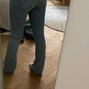 Ljusblåa bootcut jeans ifrån gina tricot i modellen natasha bootcut jeans🤍 inga defekter, kontakta om du e intresserad🤍