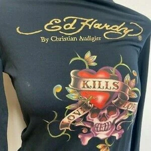 Ed Hardy  hoddie/luvtröja  - Ed Hardy  hoddie/luvtröja.  Prislappar sitter fortfarande på. Kan även tänka mig byte då jag söker nya kläder och även en mobil om någon vill göra ett byte.