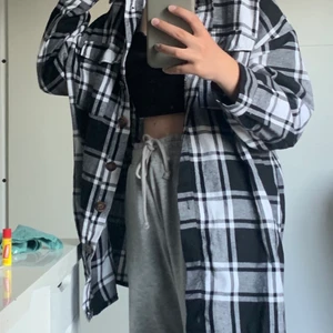 Trendig oversized flanellskjorta - Denna snygga flanellskjorta säljer jag då jag har för många, den är i storlek 36 men sitter oversized. Den är väldigt tunn o perfekt till våren