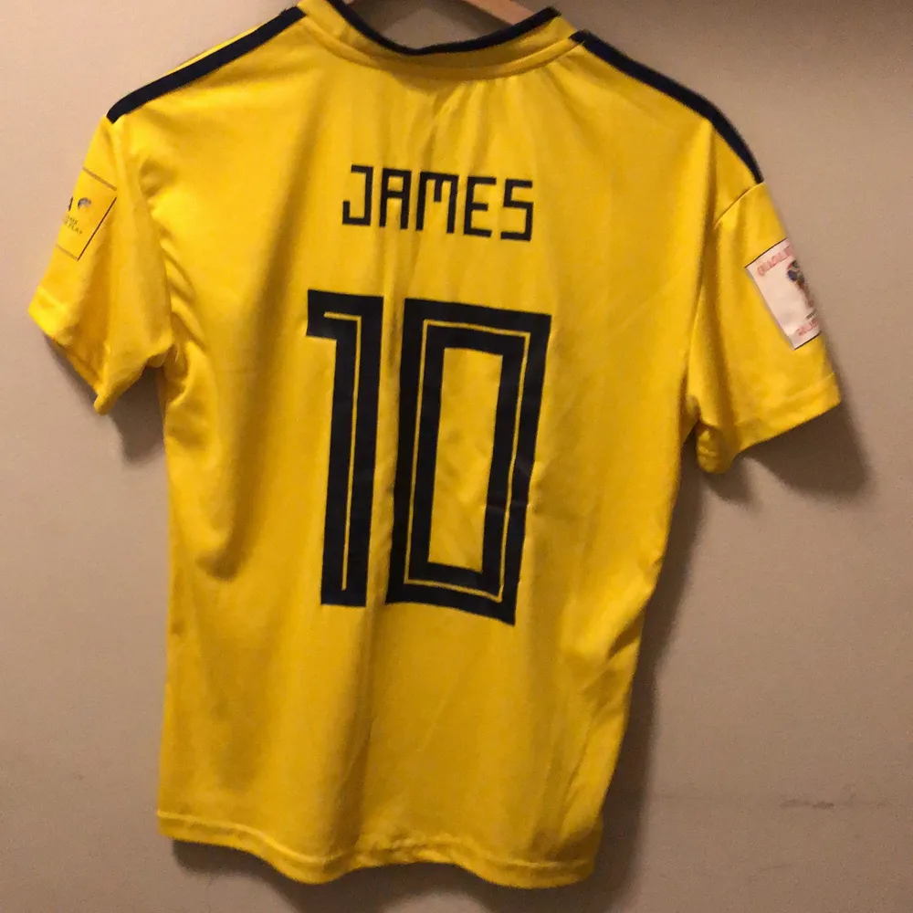 Adidas colombia tröja från 2017. James Rodriguez på ryggen. Använd men i schysst skick. 176 storlek. . T-shirts.