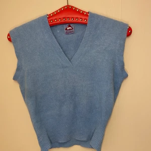 Stickad väst💙 - En blå stickad (???) Väst som jag tror är i äkta bomull. Köpt secondhand , aldrig använd av mig💙 skulle gissa på strlk xs-s sitter rätt tight men den är rätt stretchig i materialet🤍