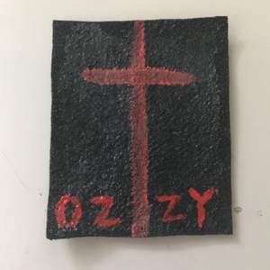  Jag gjorde denna Ozzy Osbourne patch för ett tag sedan för att sedan sy på den men orkar inte sy på den längre och därför tänker jag att jag säljer den till någon som inte orkar göra patches 