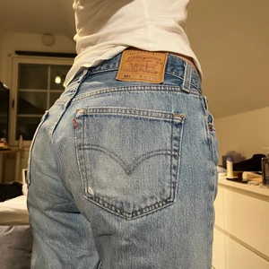 Levis jeans - Jätte snygga levis 501, långa på mig som är 175!💕💕💕 passar mig som är S/M 