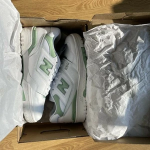 New balance 550 mint green - Ett par helt oanvända New balance 550 i mint green colorway. Storlek är 46.5 men sitter som 46. Låda och kvitto tillkommer. Pris kan diskuteras, de är bara att kontakta mig :)