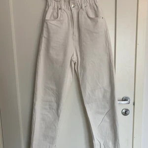 Gina tricot jeans strl 34 - Vita paperbag jeans från Gina tricot i nyskick. Storlek 34 🌸 bud från 100kr, köparen står för frakten.