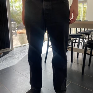 Sweet sktbs jeans  - Svarta snygga jeans från sweet sktbs (köpts på junkyard) lite korta i benen på mig som är 183. Bra skick!