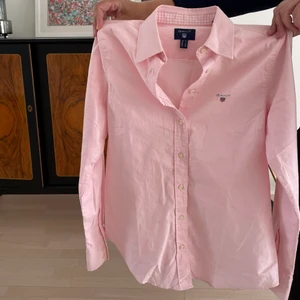 Gant skjorta - Skjorta från Gant i en snygg rosa!❣️❣️❣️fin under en tjocktröja 