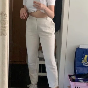 linnebyxa  - säljer nu mina älskade linnebyxor som är helt slutsålda från ginas hemsida👖 skriv vid intresse pris kan absolut diskuteras💖 sitter som en smäck storlek S jag är 165 och dem sitter så ^ på mig 😍 