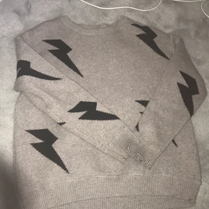 Blixt tröja  - Säljer denna jättefina huddie/tröja från shein då den inte kommer till användning jättefin har typ aldrig använt 