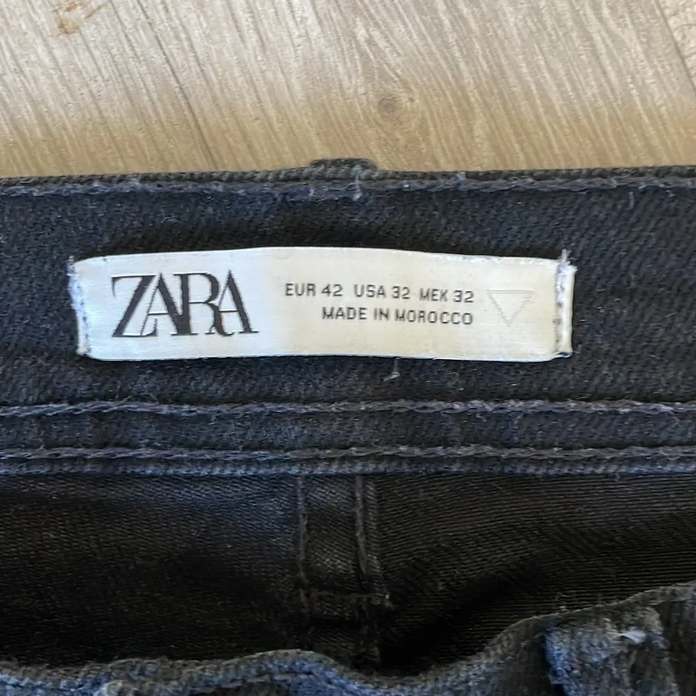 Säljer svarta zara jeans använda ett fåtal gånger. ”Utvättad/sliten” färg. Nypris 400:-. Slim fit. Jeans & Byxor.
