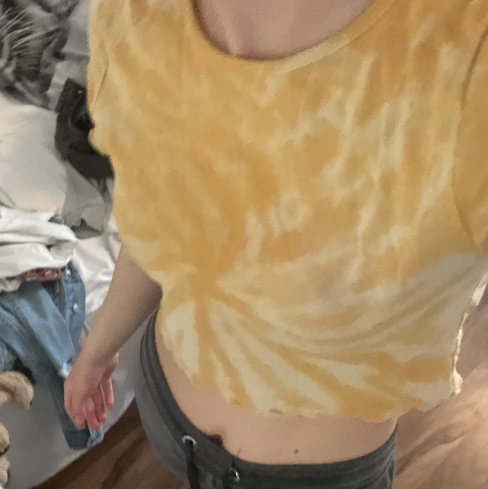 Skit snygg crop top som är i ett orange vitt mönster🧡   Säljer bara pga att jag inte använder, inga fel på den🫶🏻   Säljer för 50kr + frakt ❤️. Toppar.