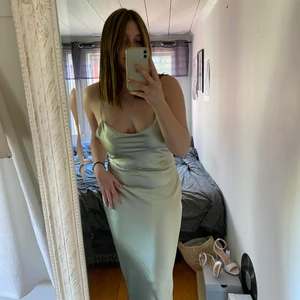 Balklänning  - Jättefin balklänning från ASOS, säljer pga att jag inte längre har användning för den! Lappen sitter kvar och den är aldrig använd. Är i storlek 38 och i mycket bra skick 😇🌸