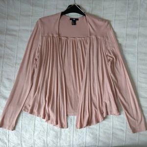 Gammelrosa/beige tunn tröja/kofta, S - Tunn tröja i en fin gammelrosa/beige färg. Använd en gång och så gott som ny. 95% viskos och 5% elastan. Storlek S.