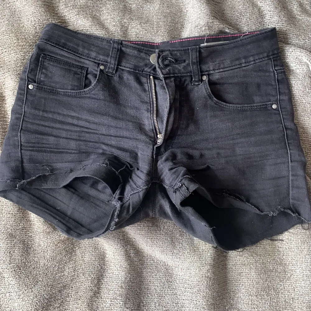 Svarta stretchiga jeansshorts från twentyfive:seven. Sällan använda, storlek S. Slim, skinny jeans. . Shorts.
