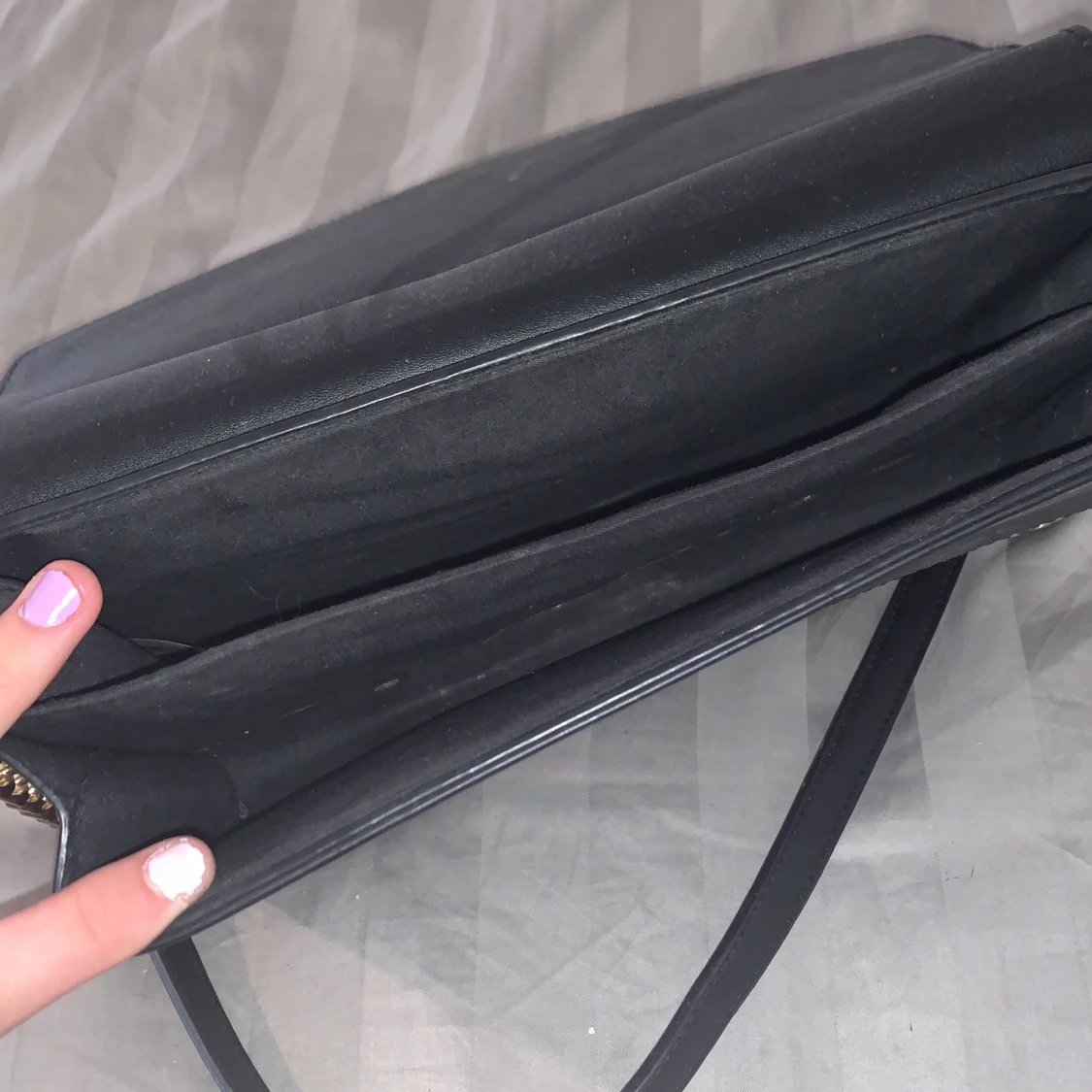 En medelstor svart väska m guld detaljer - 90