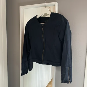 Jacka/kofta i ”bikermodell” - Fin oanvänd (endast testad) jacka/kofta i ”bikermodell”