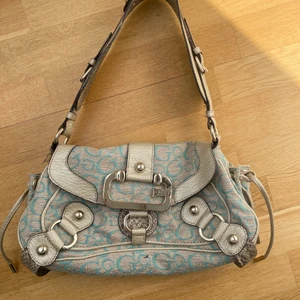 Guess Väska - Så snygg axel-väska från guess köpt på humana😍 Knappt använd och i bra skick👌🏻 Budgivning avslutas på Torsdag💕